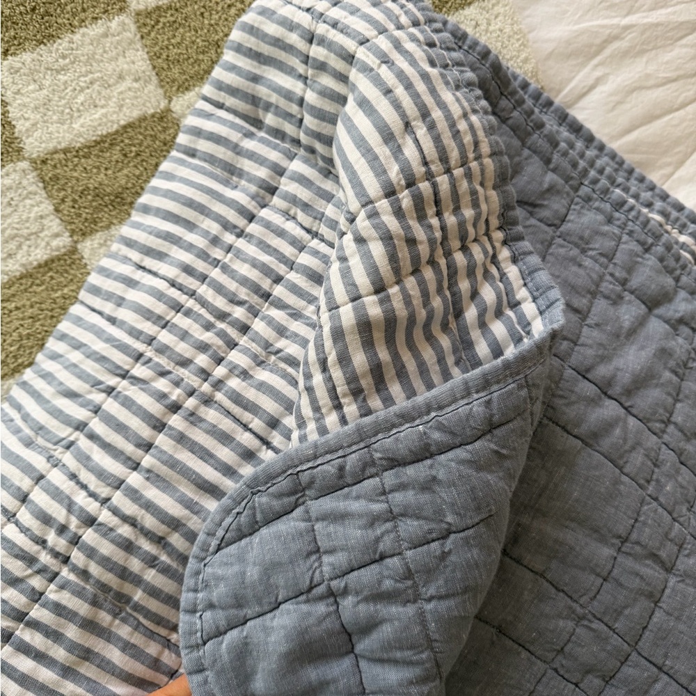 Brookline’s European linen quilt - Picture 3 of 4